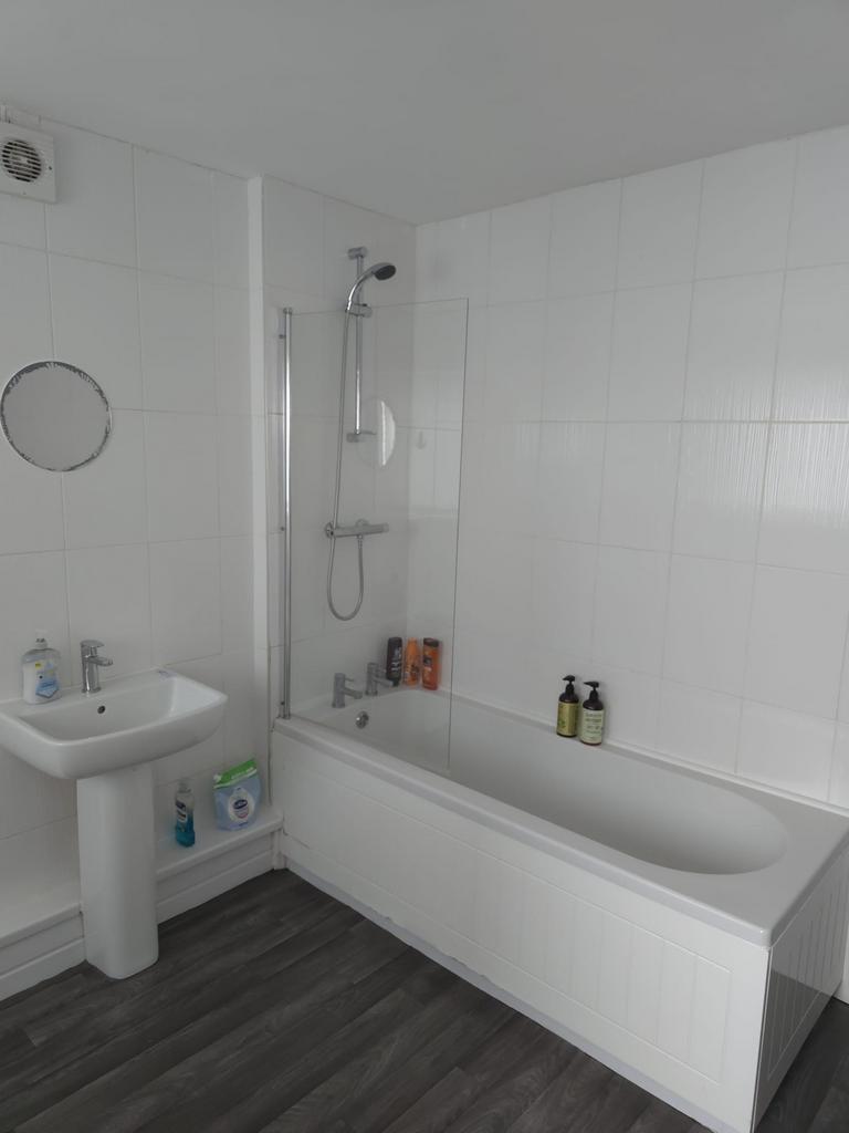 1 Stylish Room Available In a HMO property on Rhondda Street
