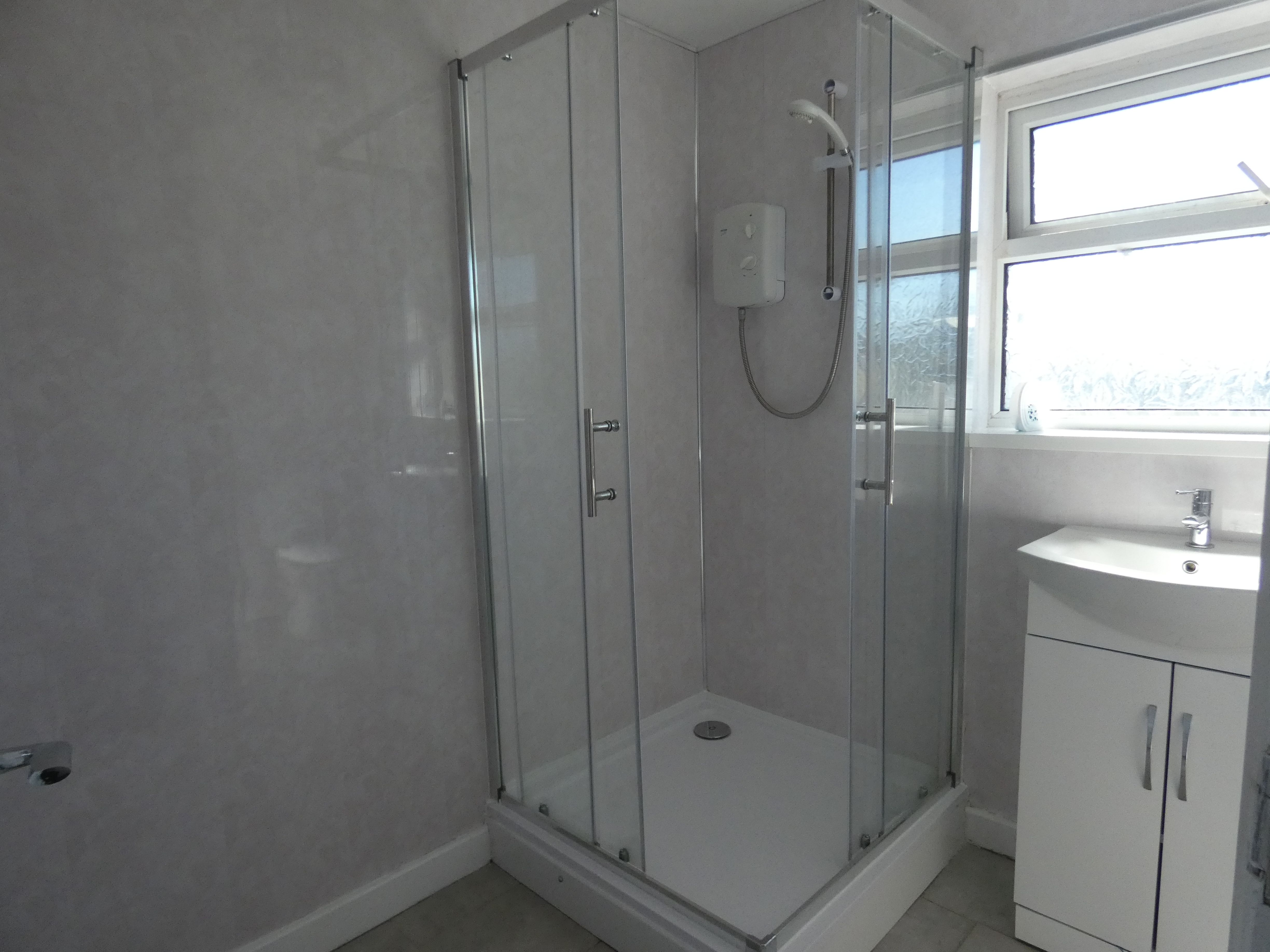 3 bedroom end of terrace house to rent