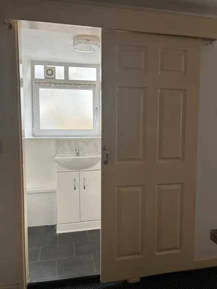 Modern Ground‑Floor One‑Bed in Sandfields, Close to Beach & City Centre