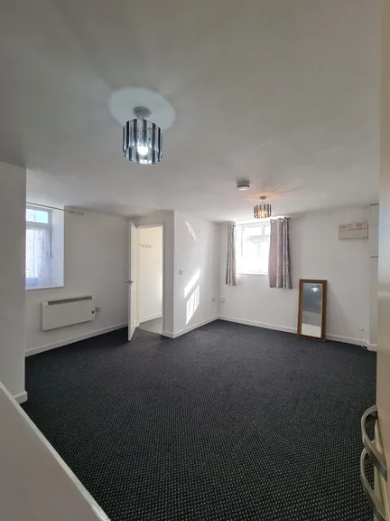 Modern Ground‑Floor One‑Bed in Sandfields, Close to Beach & City Centre
