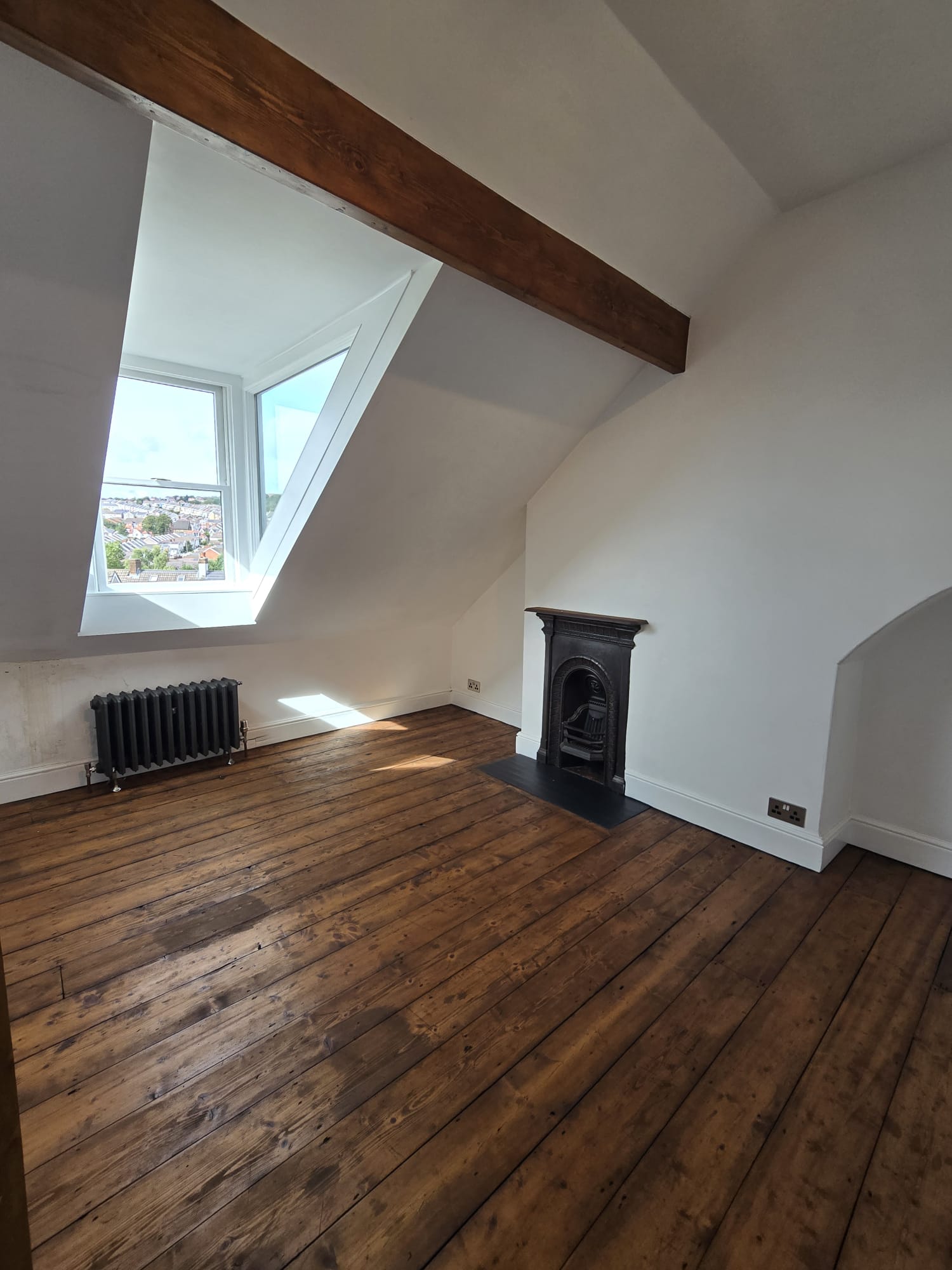 Spacious 5 Bedroom Terraced Property For Sale
