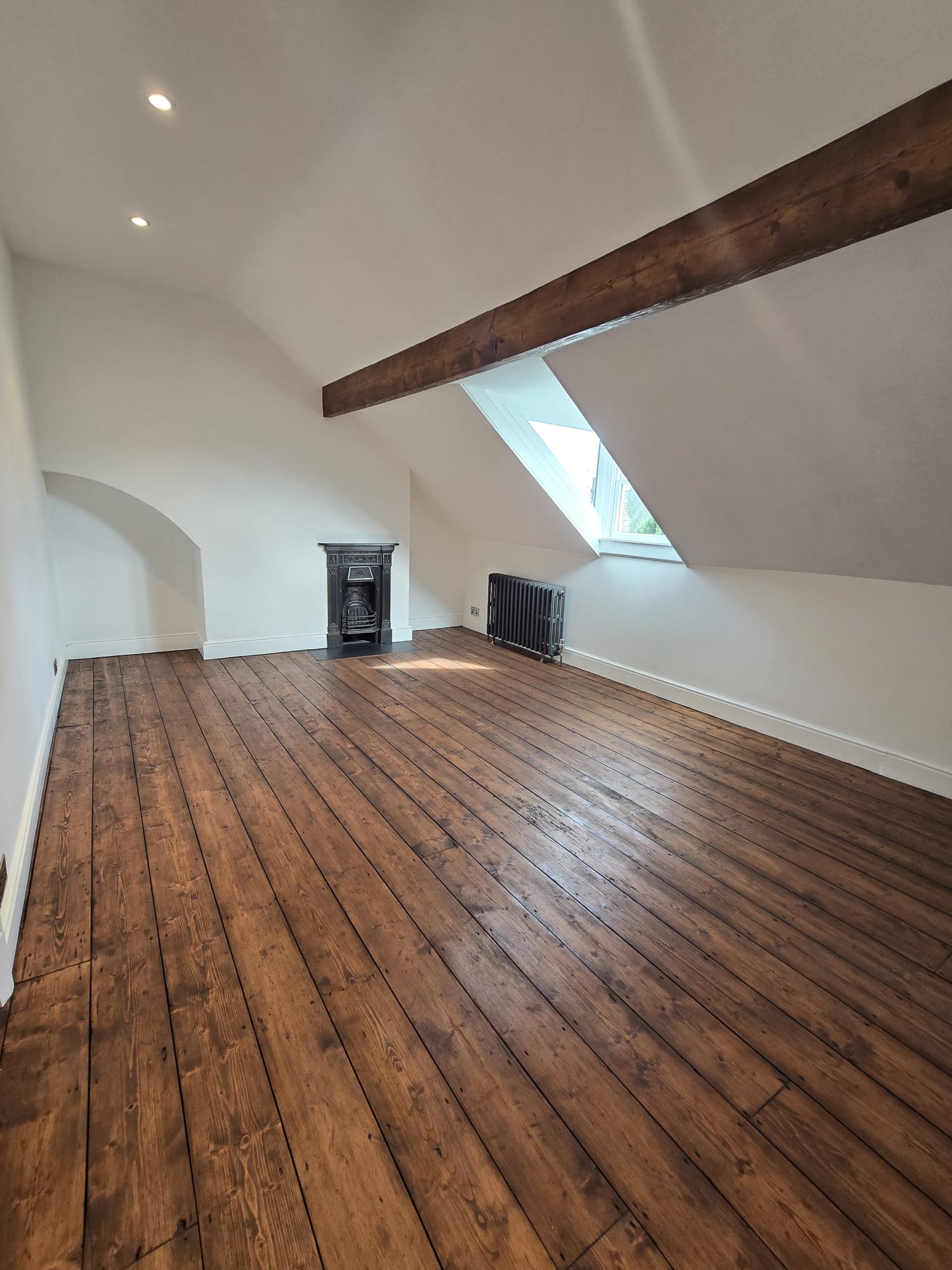 Spacious 5 Bedroom Terraced Property For Sale