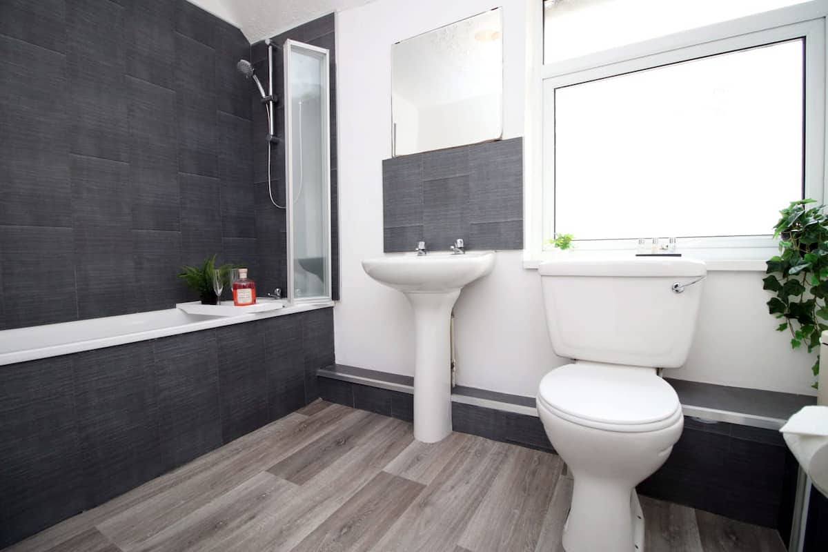 Shared 4 Bedrooms 2 Bathrooms