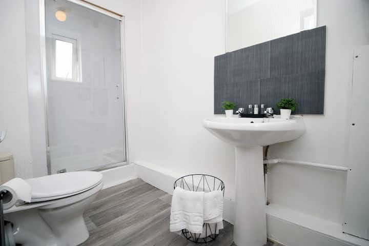 Shared 4 Bedrooms 2 Bathrooms