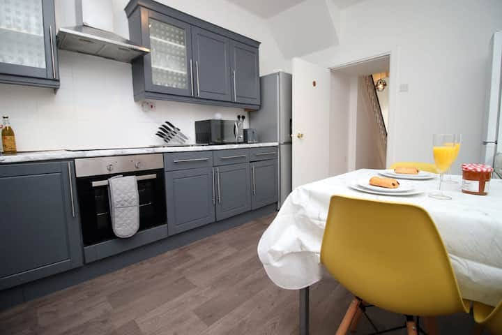 Shared 4 Bedrooms 2 Bathrooms
