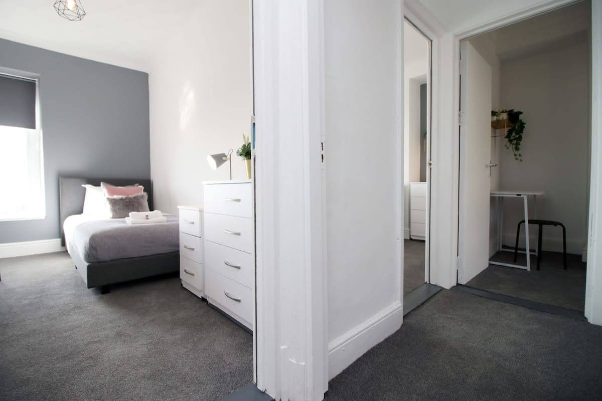 Shared 4 Bedrooms 2 Bathrooms